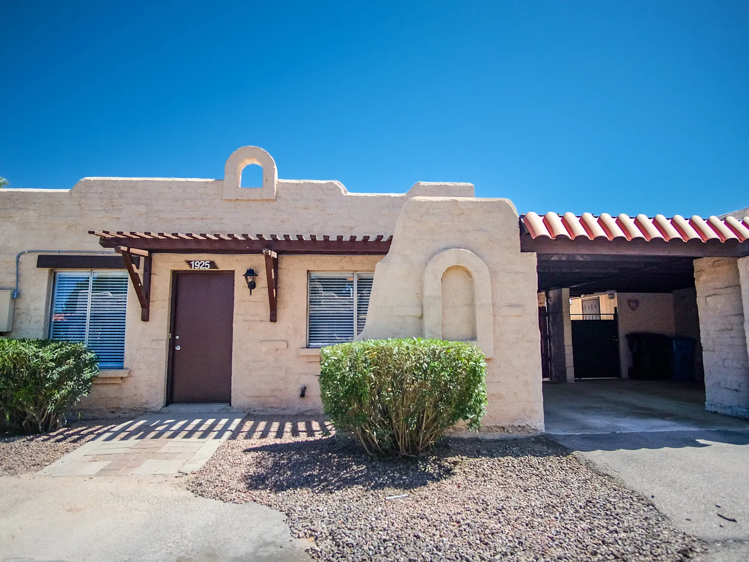 2 bed, 820 sqft, $1,295 — Photo 1