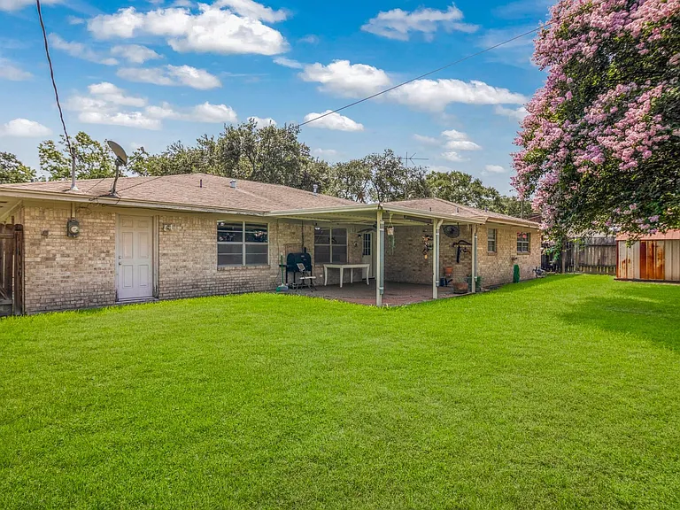 2202 Eaves Dr — Photo 26