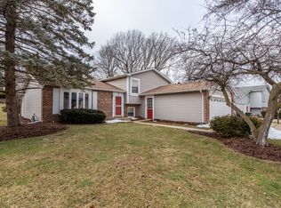 358 Teal Rd, Lindenhurst, IL 60046