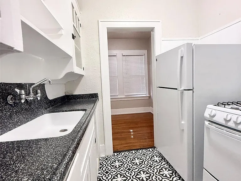 1126 Berthea St #7 — Photo 8