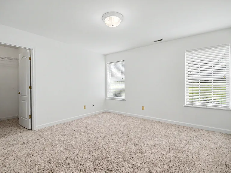 102 Lexington Ln — Photo 22