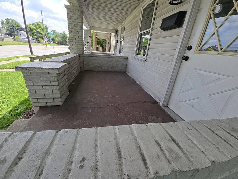 27 E Raymond St — Photo 6