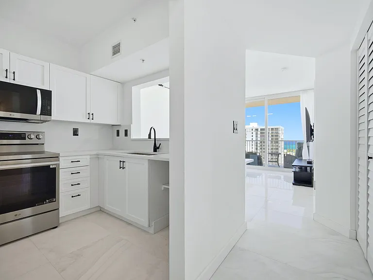 3020 NE 32nd Ave #1407 — Photo 2