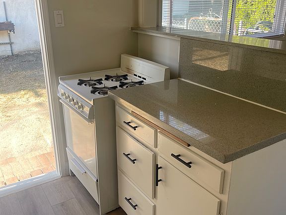 4th image of 557 S Indian Hill Blvd