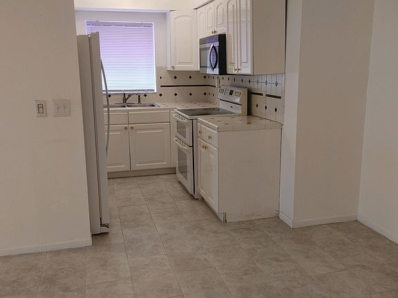 5th image of 321 NE Blvd N