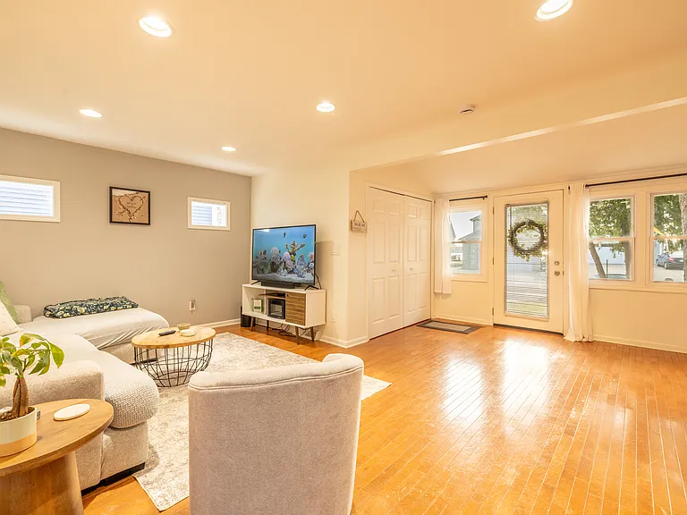 1315 E Lake Dr — Photo 5