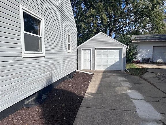 2nd image of 1047 S Oak Ave
