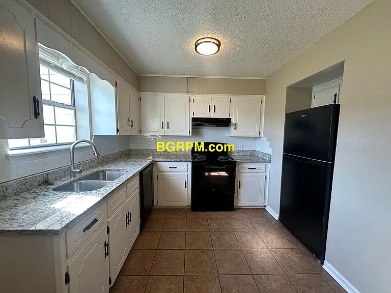 1099 W Elm St — Photo 14