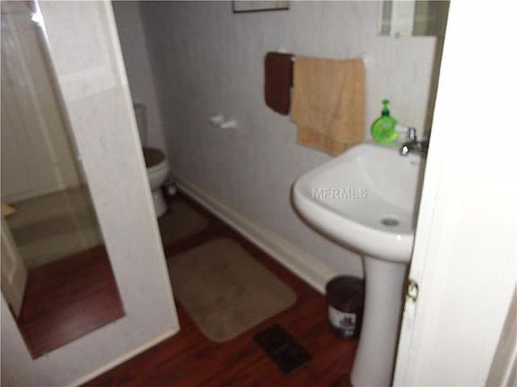 5th image of 855 S Broadway Ave