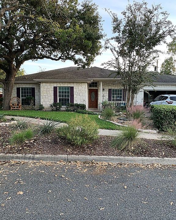 1st image of 302 Oak Knoll Cir