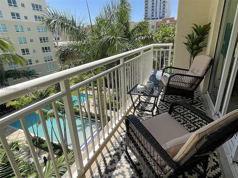 2000 N Bayshore Dr #525 — Photo 1