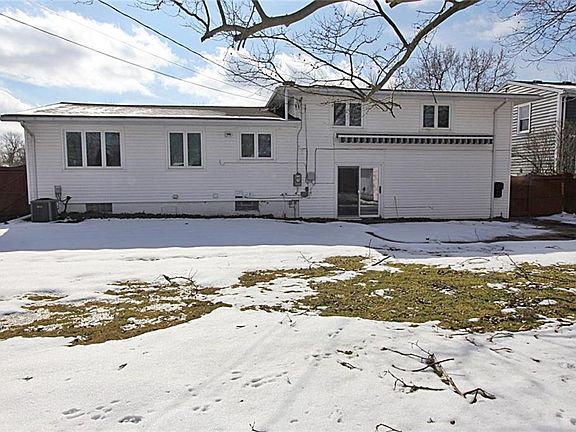 3rd image of 132 Foxcroft Ln