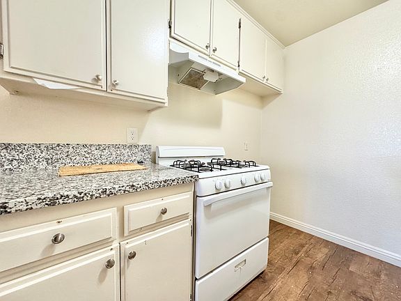 5th image of 15552 Nordhoff St #106