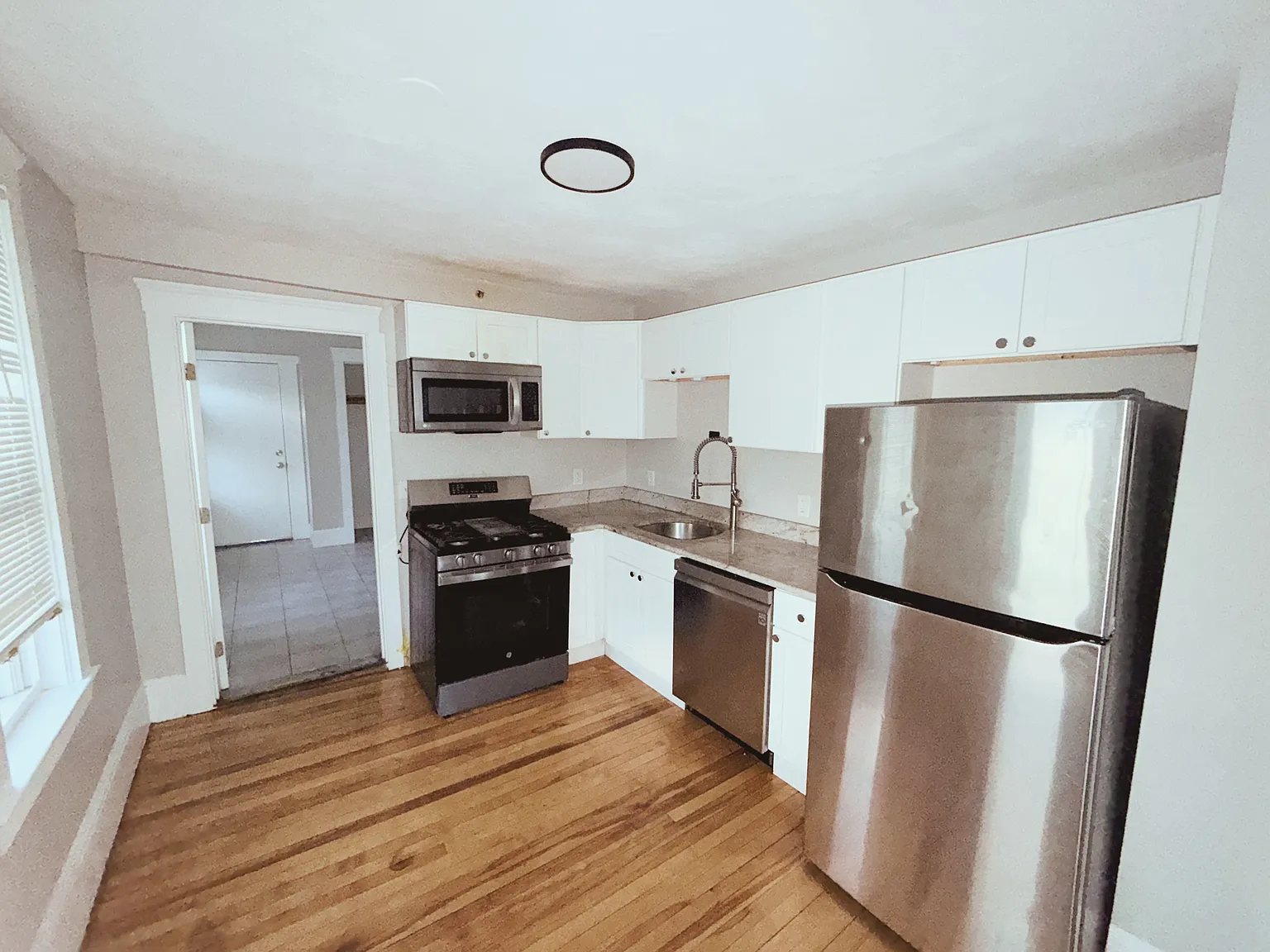 3 bed, 1200 sqft, $2,850 — Photo 3
