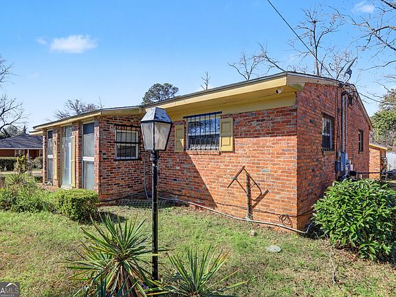 3rd image of 1708 Armory Dr