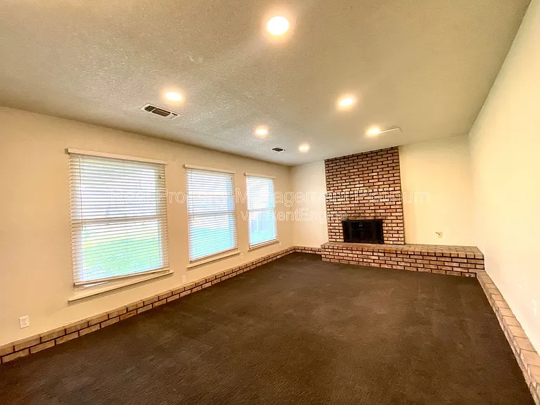 4619 E Indianapolis Ave — Photo 8