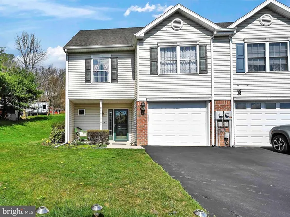 201 Pine Crest Village Dr, Pine Grove, PA 17963
