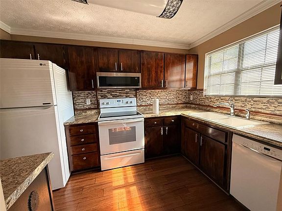 5th image of 2510 Hidden Cove Ct