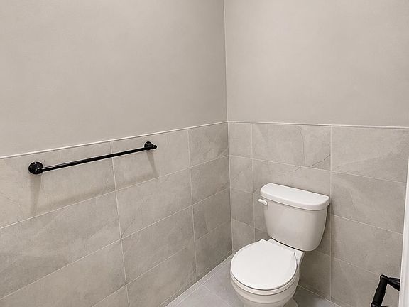 4th image of 6121 Bergenline Ave #201