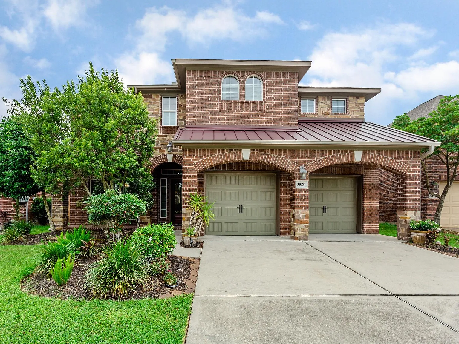 3 bed, 2.5 bath, 3461 sqft, $3,750 — Photo 1