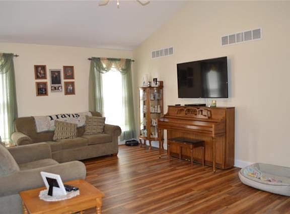 4th image of 426 Caddy Ct
