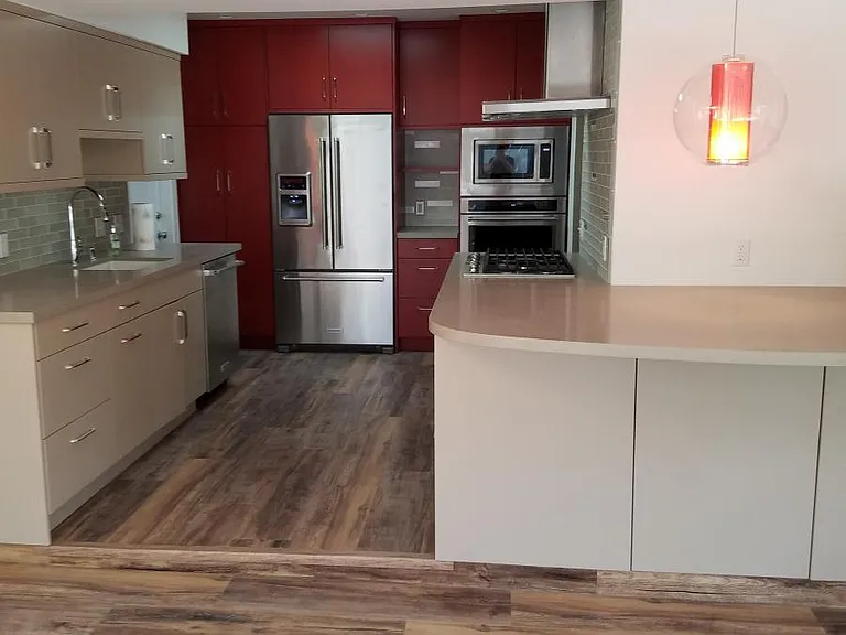 Kitchen and bar/peninsula