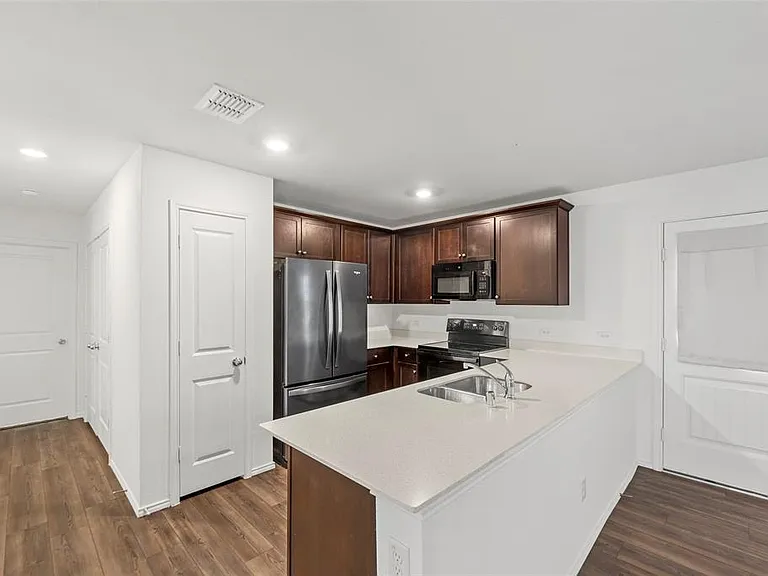 5430 Longshadow Dr — Photo 9