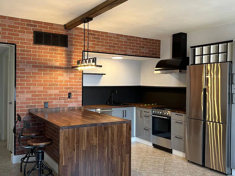 Full Size Kitchen w/ice maker refrigerator