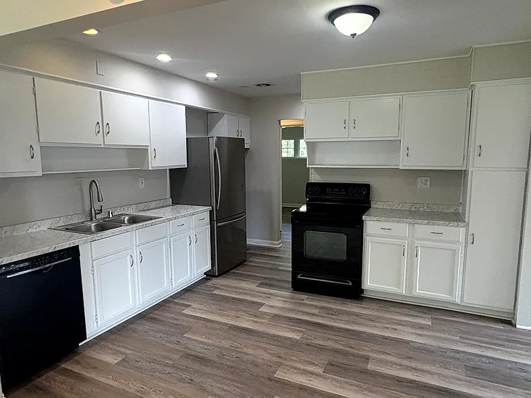 1706 Ashmoor Ln — Photo 12