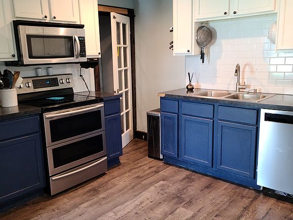 Kitchen, door to pantry