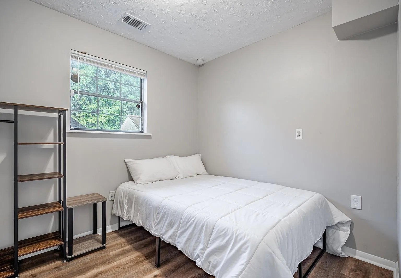 4 bed, 3.0 bath, 1354 sqft, $659 — Photo 1