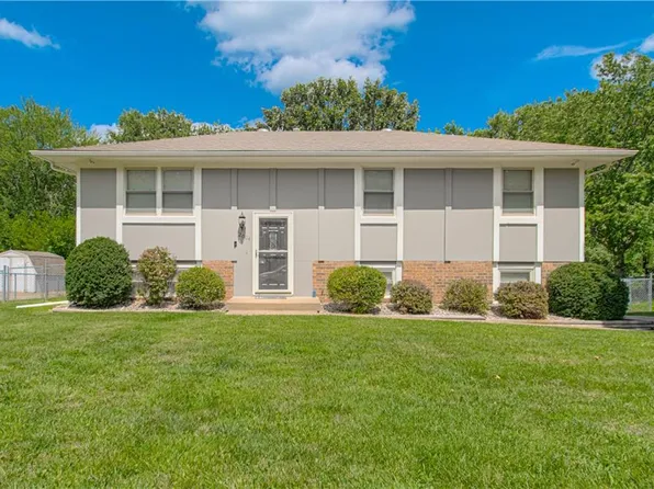 2004 SW Keystone Dr, Blue Springs, MO 64014
