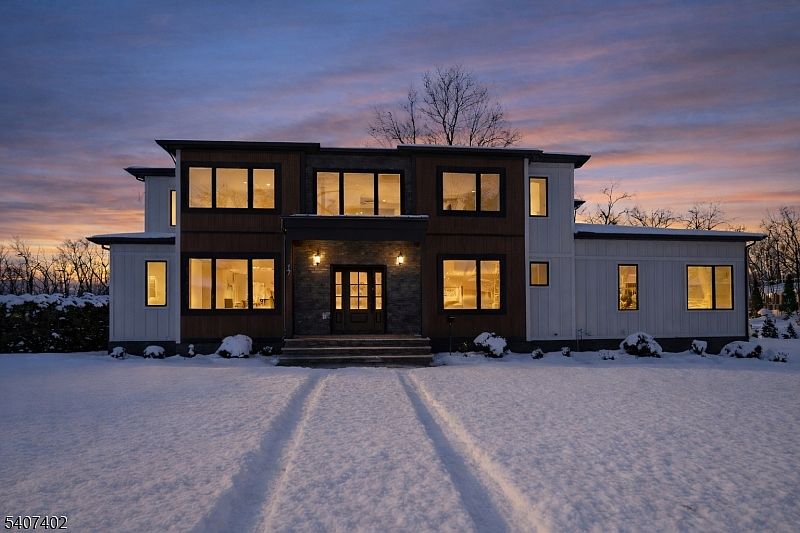 1st image of 17 Penwood Rd