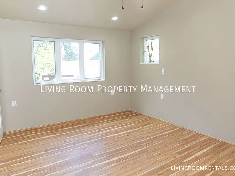 37 NE Morgan St #B — Photo 6
