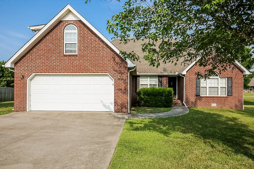 3 bed, 2.0 bath, 1644 sqft, $2,180 — Photo 1
