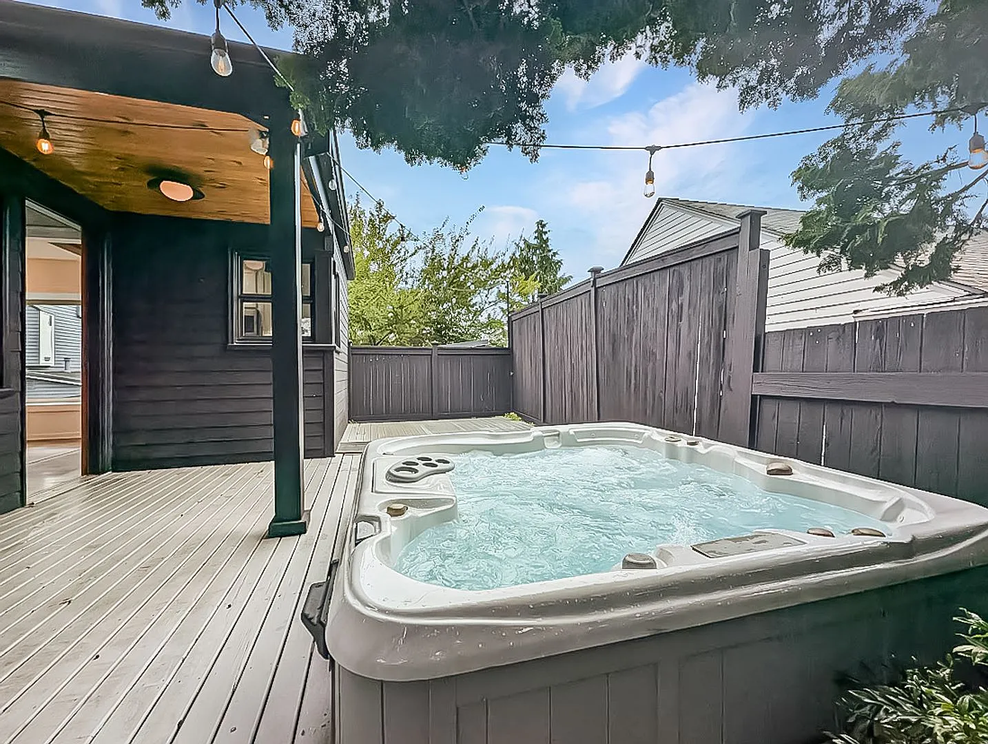 Seattle Gem: Luxurious 2-Bed Oasis with Hot Tub, Garage, and Prime Location — Photo 2