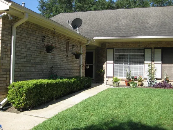 718 E Country Grove Cir, Pearland, TX 77584