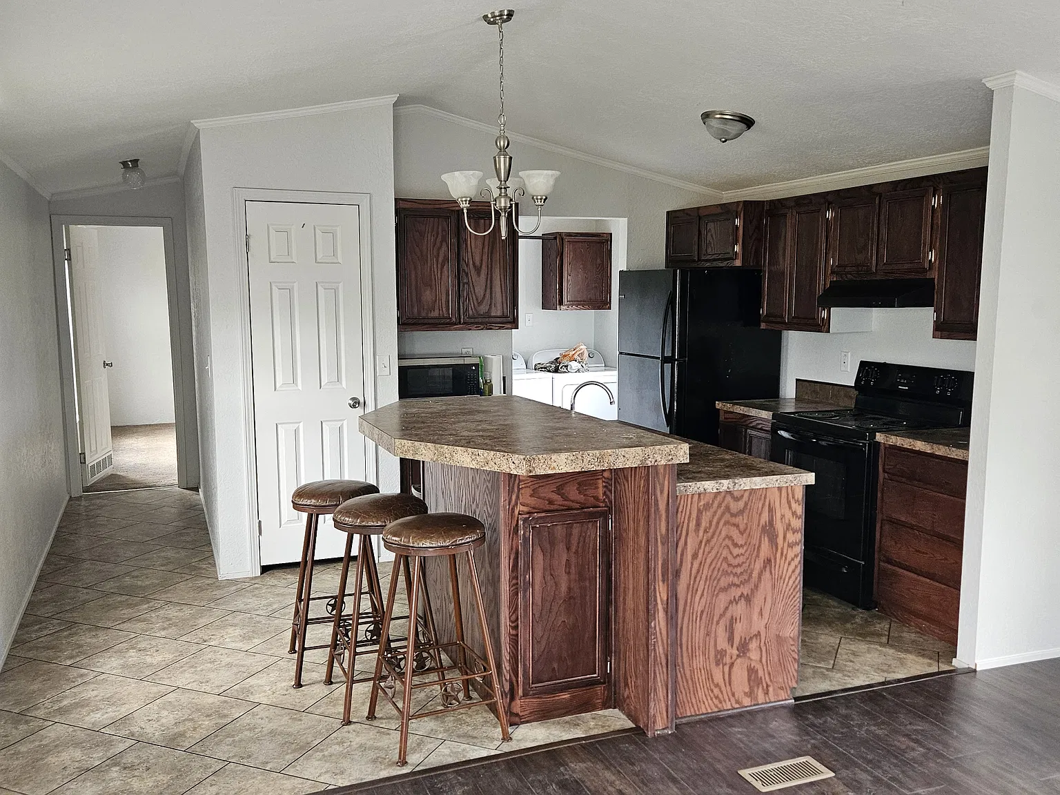 2 bed, 890 sqft, $2,200 — Photo 3