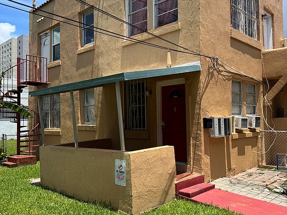 4th image of 975 SW 2nd St APT 1