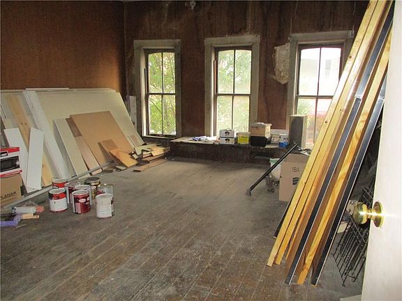 3rd image of 325 N Main St