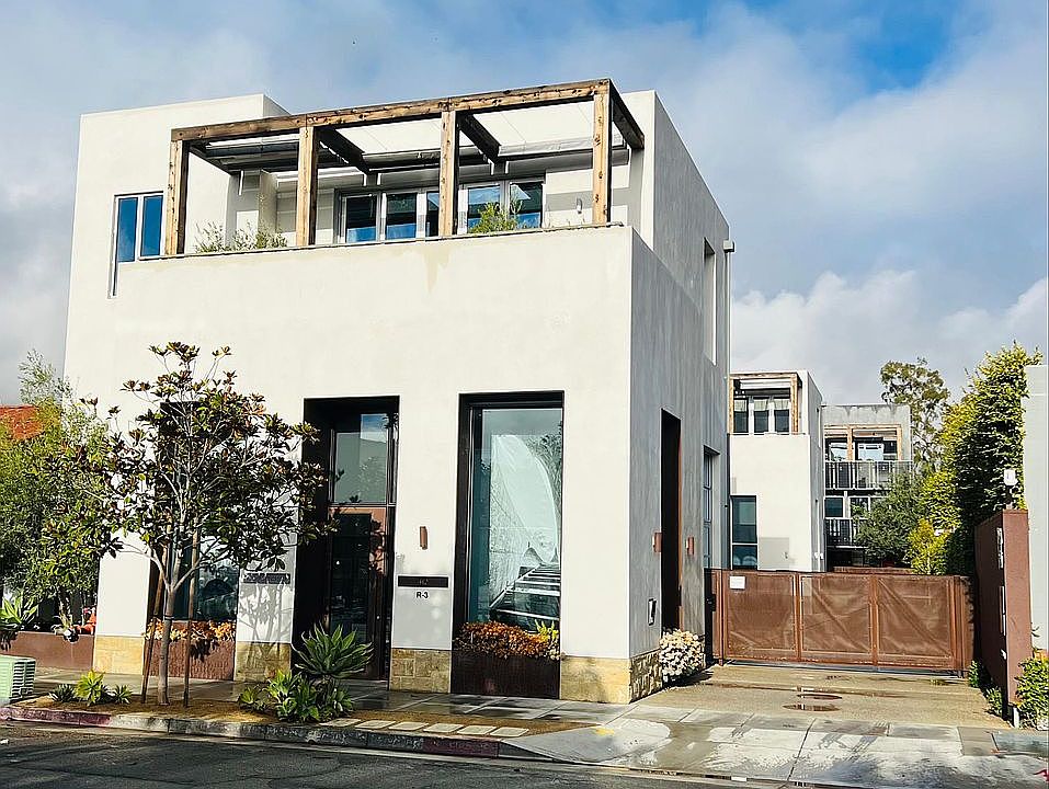 street view of whole building (bottom floor facing street separate commercial) Residence sits on top.