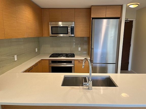 3rd image of 3102 Windsor Gate #501
