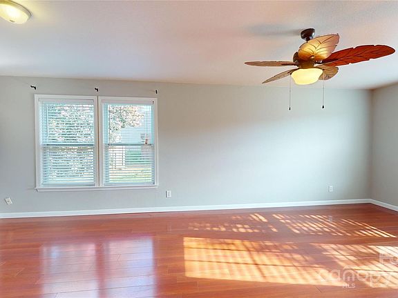 3rd image of 325 Farm Springs Dr
