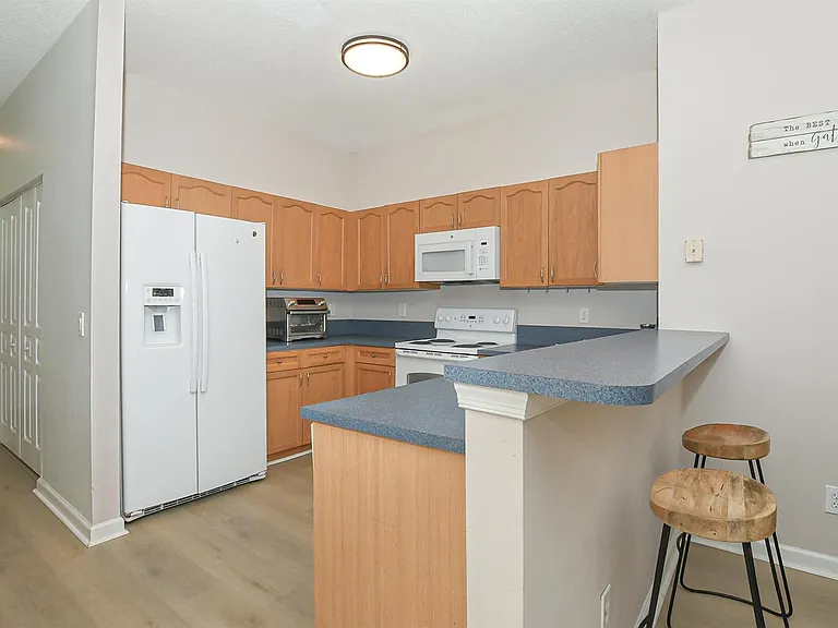 649 NE Bent Paddle Ln — Photo 8