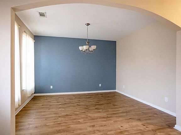 5th image of 404 Stonebury Dr