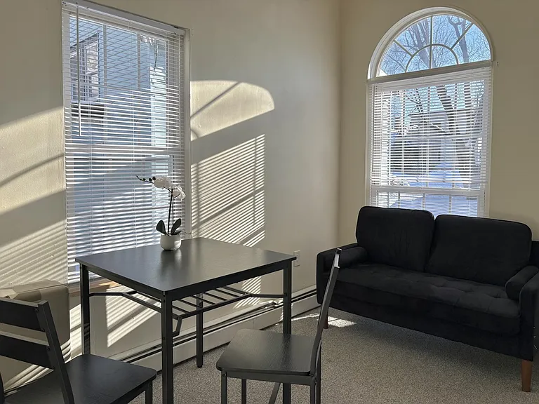 171 Oak St #1R — Photo 1