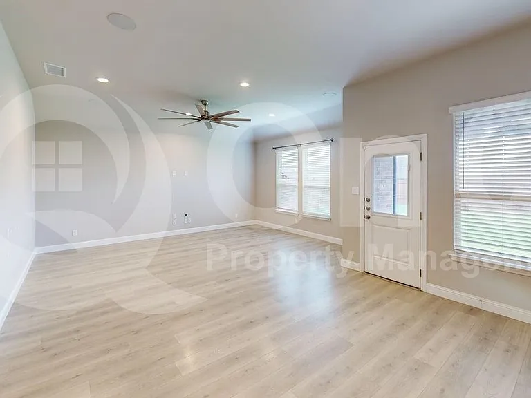 1005 Whitehall Ln — Photo 8