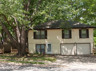 304 SE Brentwood Dr, Lees Summit, MO 64063