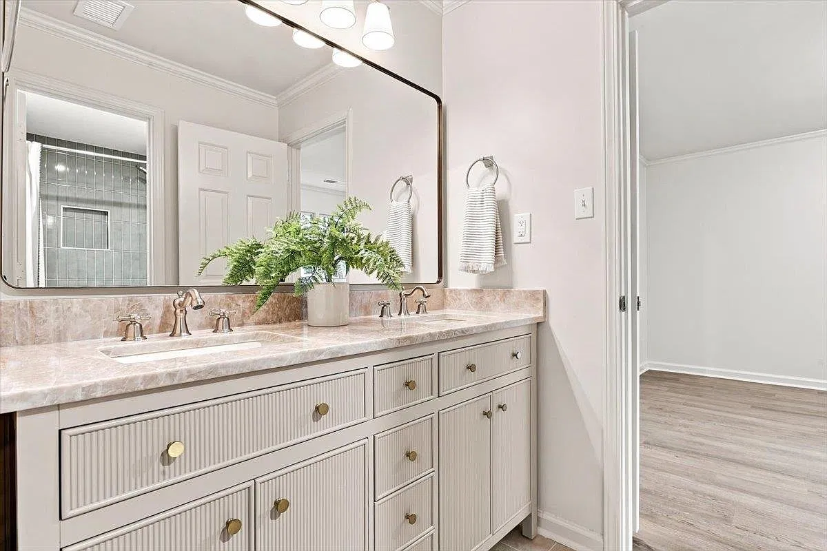 4 bed, 3.5 bath, 3921 sqft, $5,200 — Photo 4