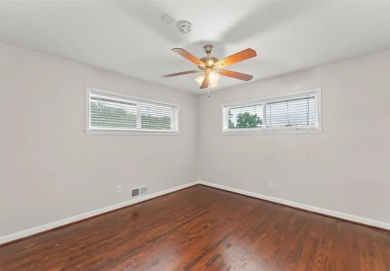 2352 Elmwood Cir SE — Photo 29